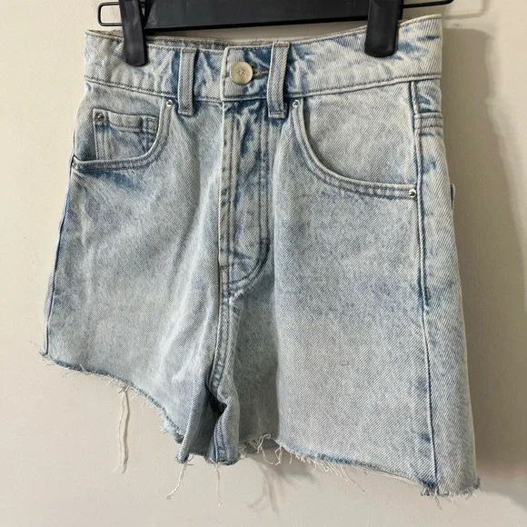 ZARA Acid Light Wash Super High Rise Distressed Hem Denim Shorts Size 0 - Picture 3 of 11